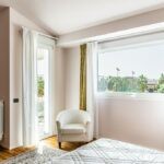 Altra visuale sulla finestra a bilico di Oknoplast vista dalla camera da letto