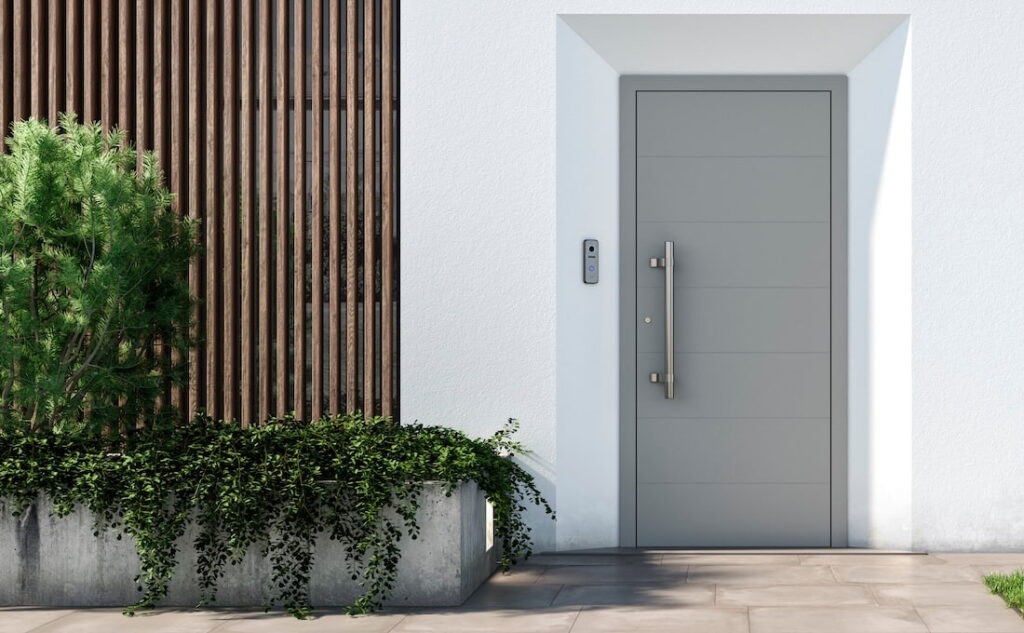 Villa con portoncino d&rsquo;ingresso in alluminio Tenvis Linea ECO di Oknoplast, vista esterna
