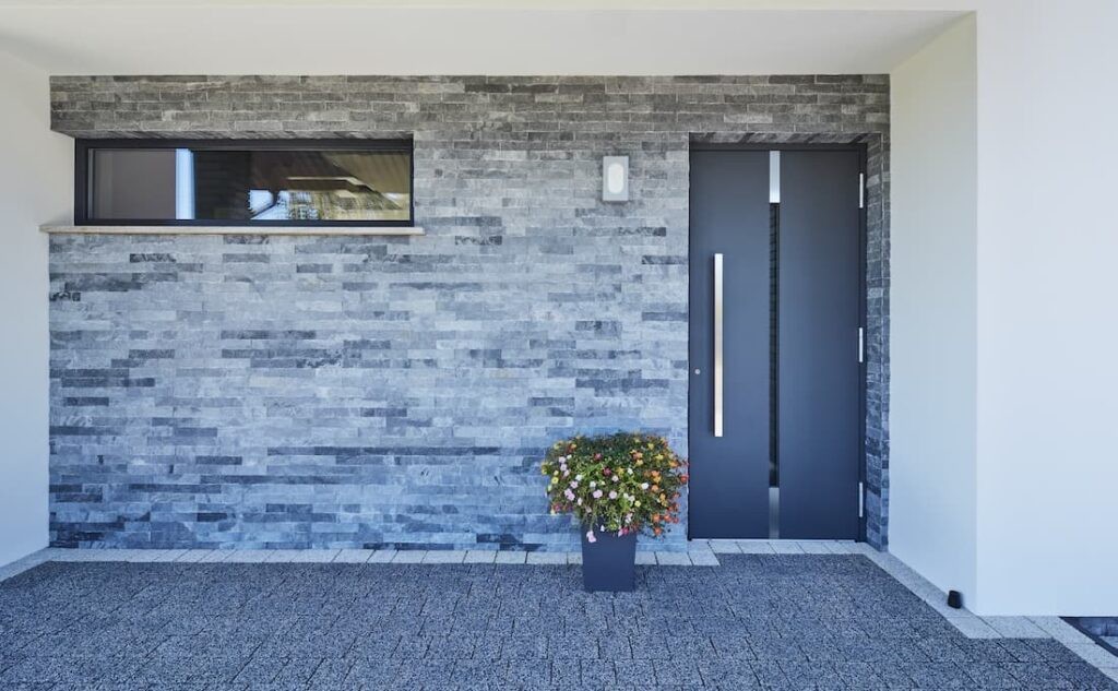 Villa con portoncino d&rsquo;ingresso in alluminio Tenvis Linea Inox di Oknoplast, vista esterna