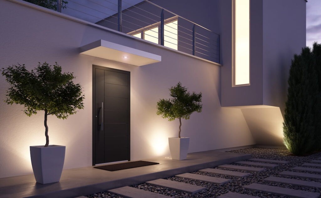 Villa con portoncino d&rsquo;ingresso in alluminio Tenvis Linea Intarsio di Oknoplast, vista esterna