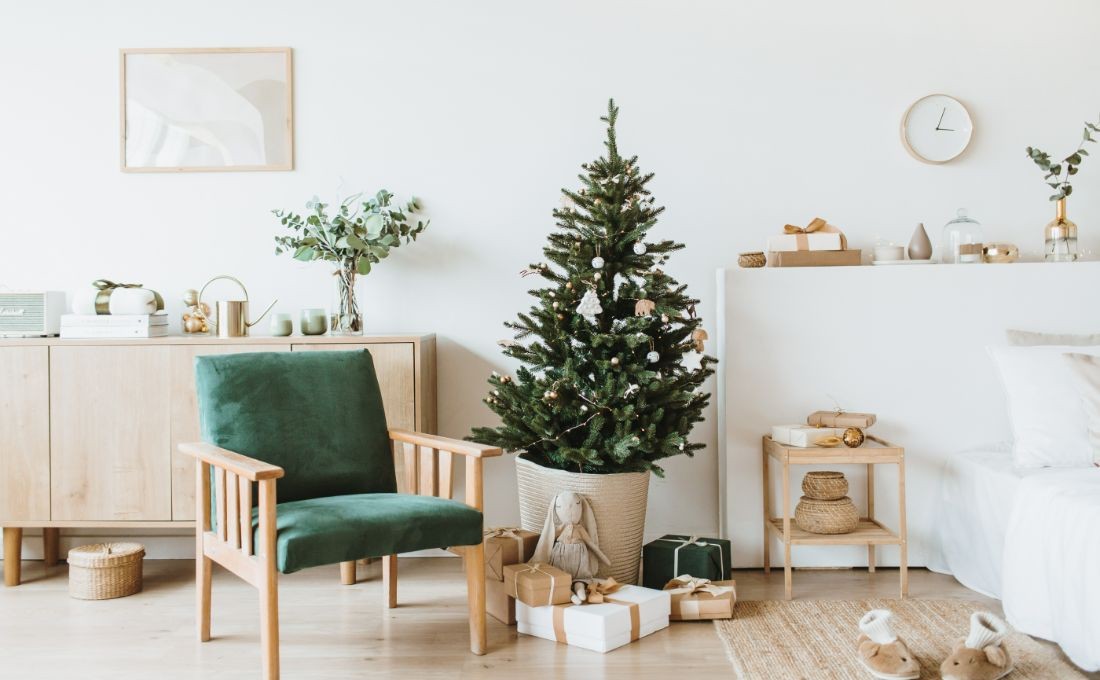 Soggiorno minimal decorato per Natale