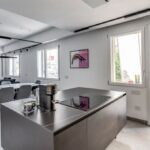 Cucina e salotto open space con finestre Prolux Evolution di Oknoplast