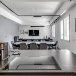 Cucina e salotto open space con finestre Prolux Evolution di Oknoplast