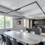 Zona pranzo e cucina open space con finestre Prolux Evolution di Oknoplast