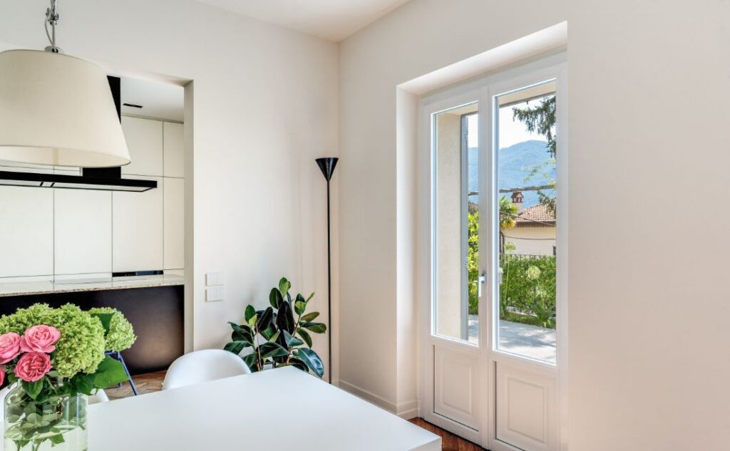 villa a Cernobbio ristrutturata con infissi Oknoplast zona cucina