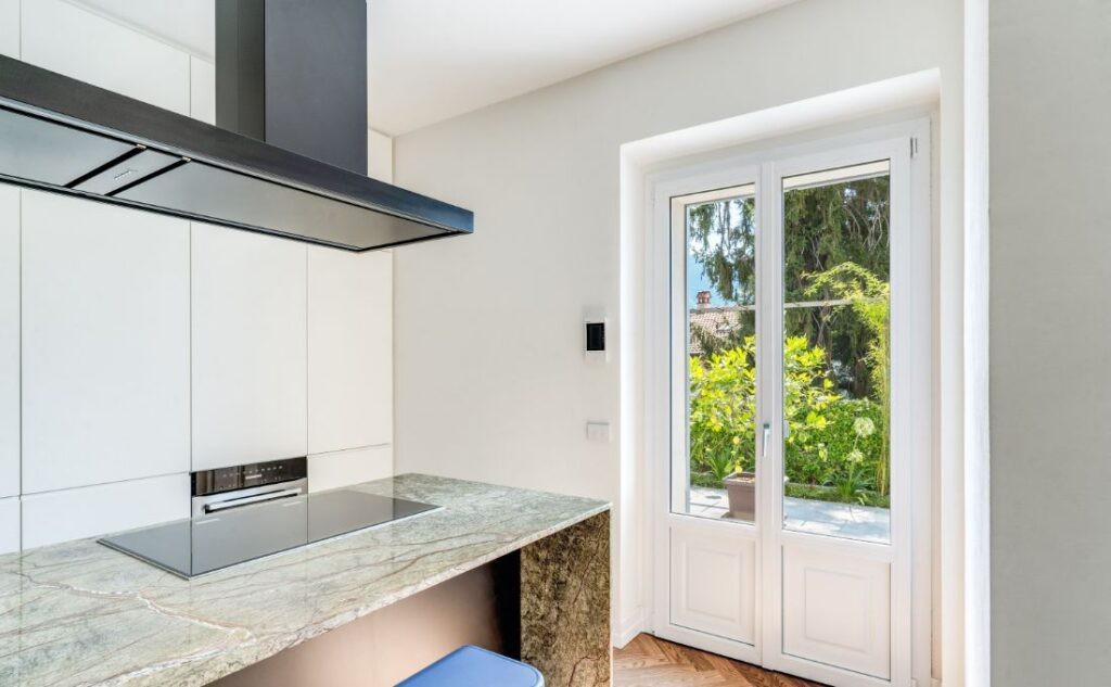 villa a Cernobbio ristrutturata con infissi Oknoplast zona cucina