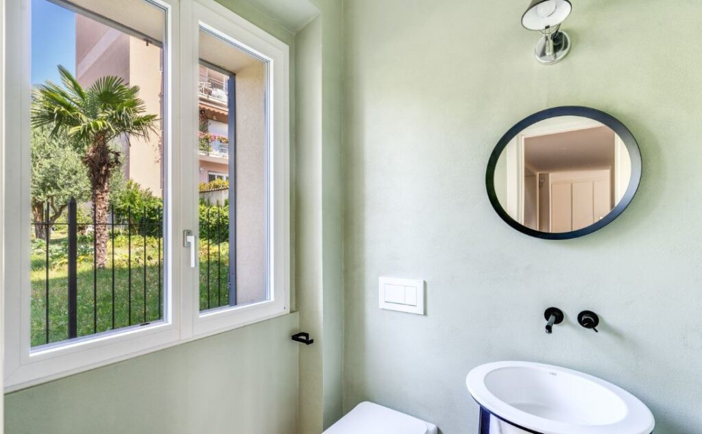villa a Cernobbio ristrutturata con infissi Oknoplast dettaglio bagno