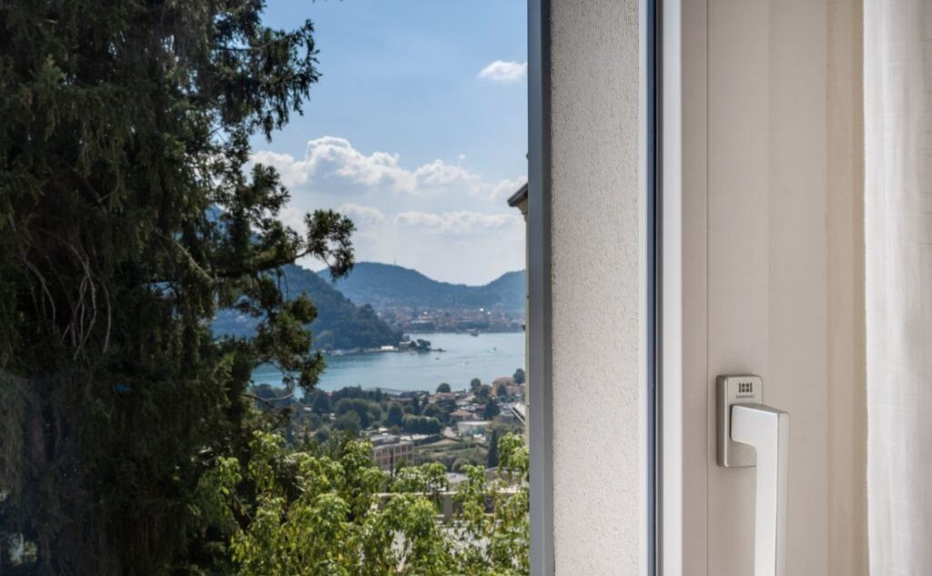 villa a Cernobbio ristrutturata con infissi Oknoplast dettaglio maniglia
