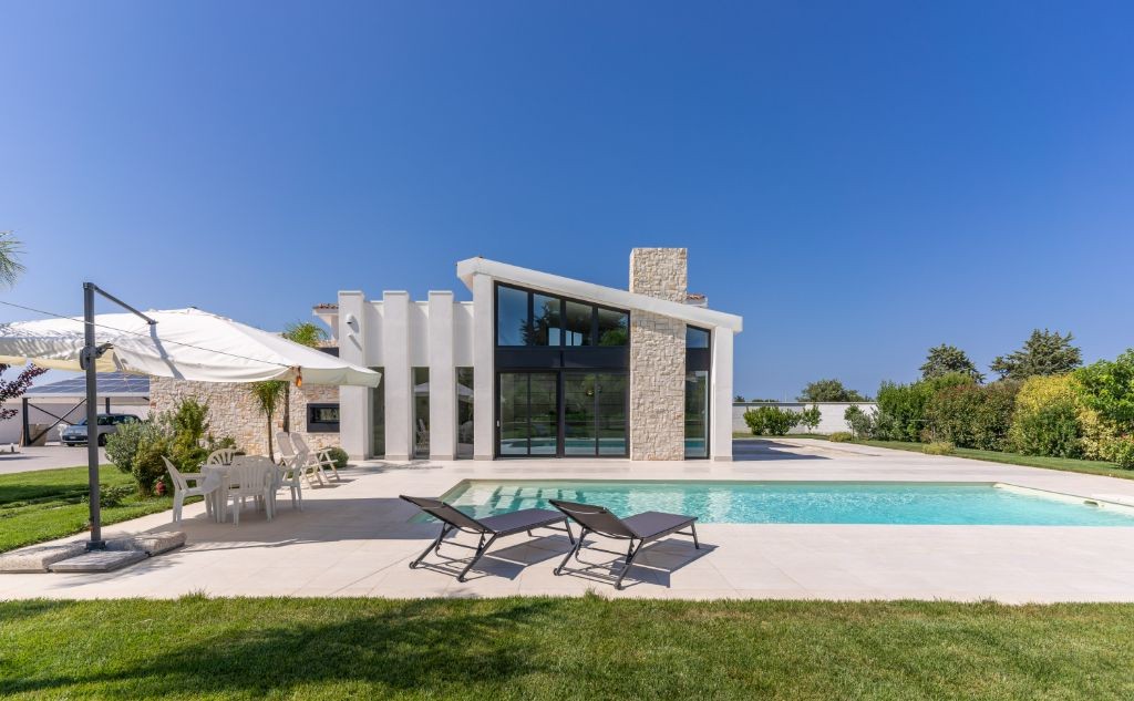 esterno con vista su piscina villa Laura ristrutturata con infissi Oknoplast
