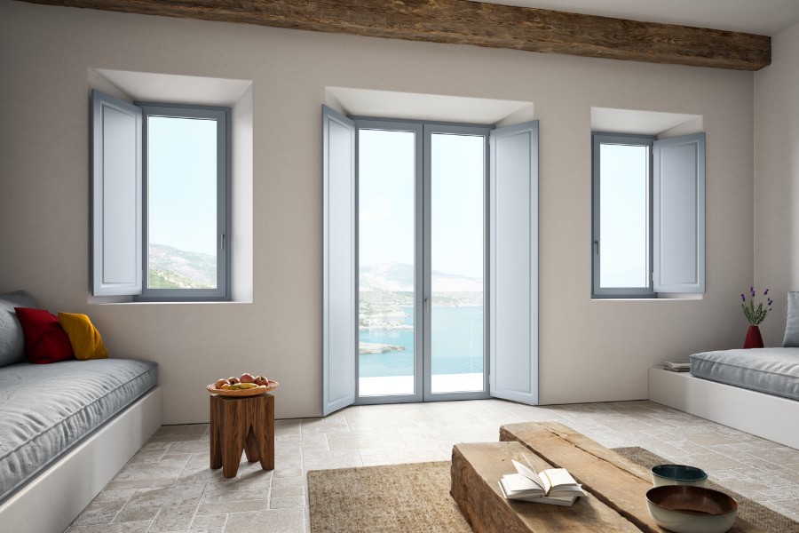 Salotto con finestre e portafinestra in PVC Squareline in PVC con scuretti interni