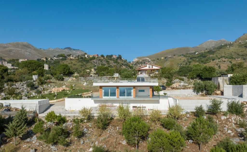 esterni di una villa contemporanea a Palermo ristrutturata con infissi Oknoplast