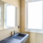 zona bagno in una villa contemporanea a Palermo ristrutturata con infissi Oknoplast