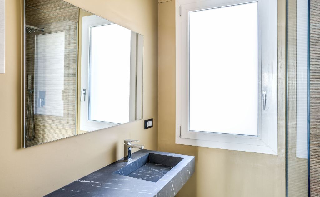 zona bagno in una villa contemporanea a Palermo ristrutturata con infissi Oknoplast