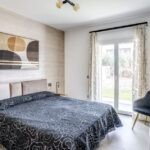 camera da letto padronale in una villa contemporanea a Palermo ristrutturata con infissi Oknoplast