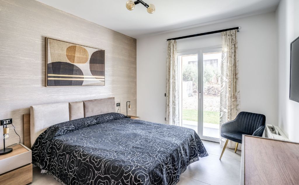 camera da letto padronale in una villa contemporanea a Palermo ristrutturata con infissi Oknoplast