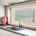 dettaglio cucina di una villa contemporanea a Palermo ristrutturata con infissi Oknoplast