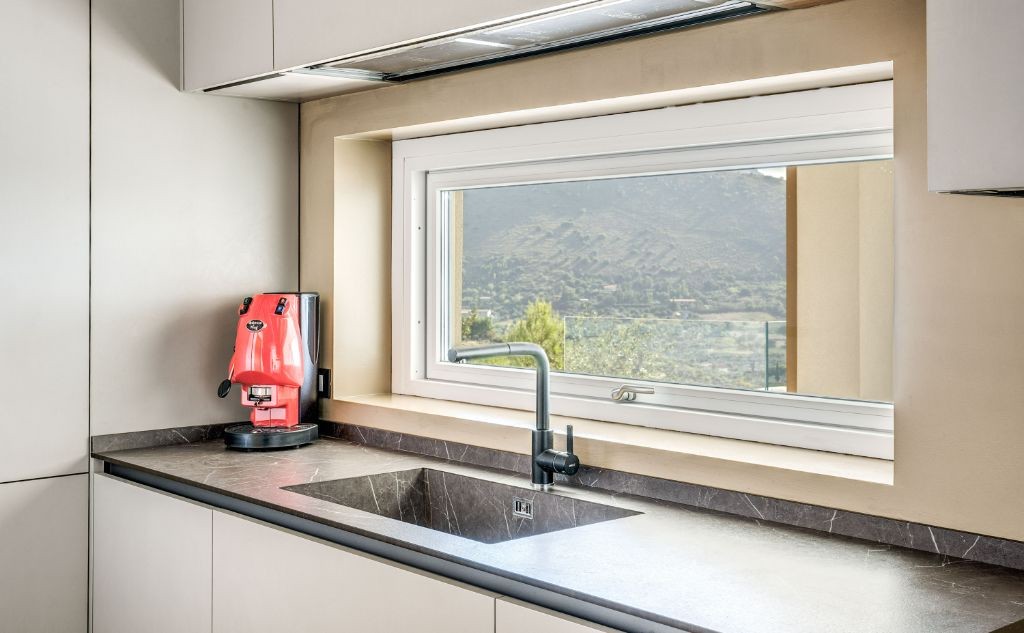 dettaglio cucina di una villa contemporanea a Palermo ristrutturata con infissi Oknoplast