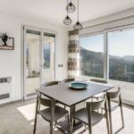 zona cucina in una villa contemporanea a Palermo ristrutturata con infissi Oknoplast