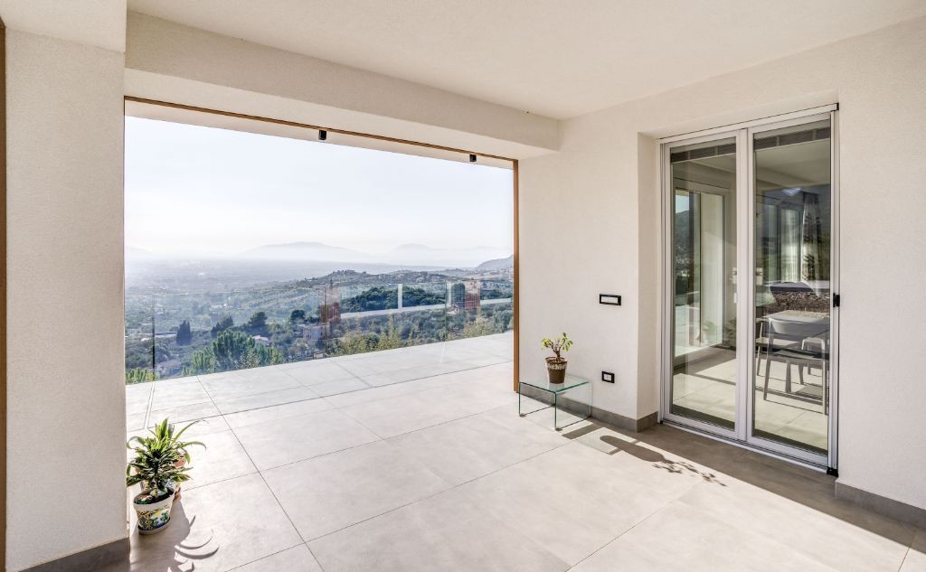 esterni di una villa contemporanea a Palermo ristrutturata con infissi Oknoplast