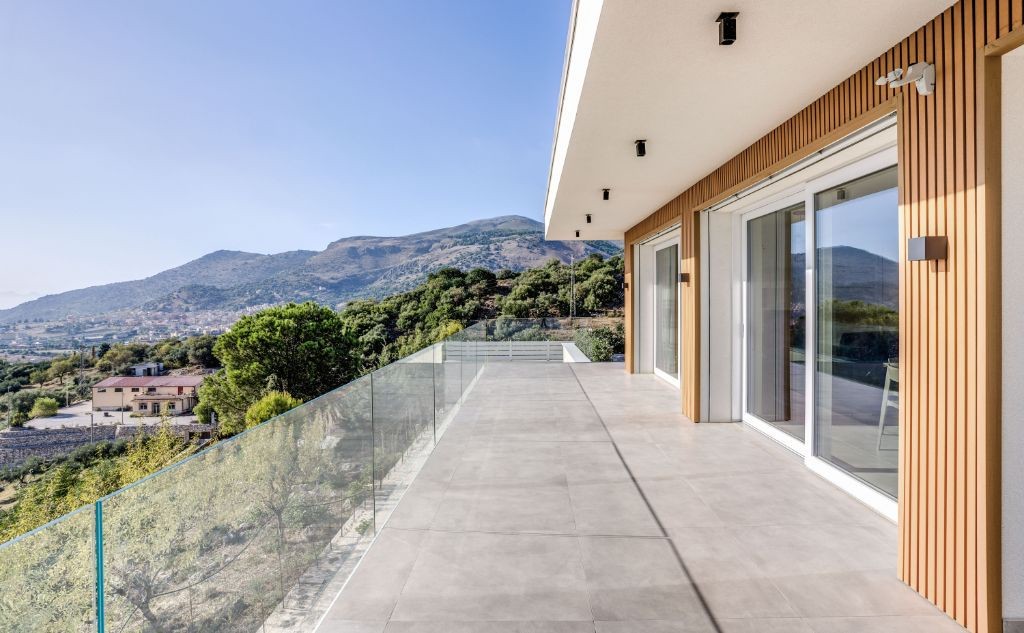 zona esterna in una villa contemporanea a Palermo ristrutturata con infissi Oknoplast