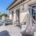 La terrazza dell'attico Vigevano ristrutturato con infissi Oknoplast