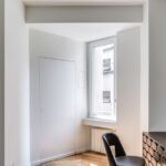 Il dettaglio delle porte filo muro dell' appartamento quartiere Isola Milano ristrutturato con infissi Oknoplast