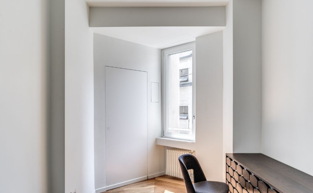 Il dettaglio delle porte filo muro dell' appartamento quartiere Isola Milano ristrutturato con infissi Oknoplast