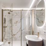 Bagno calacatta oro nell'appartamento quartiere Isola Milano ristrutturato con infissi Oknoplast