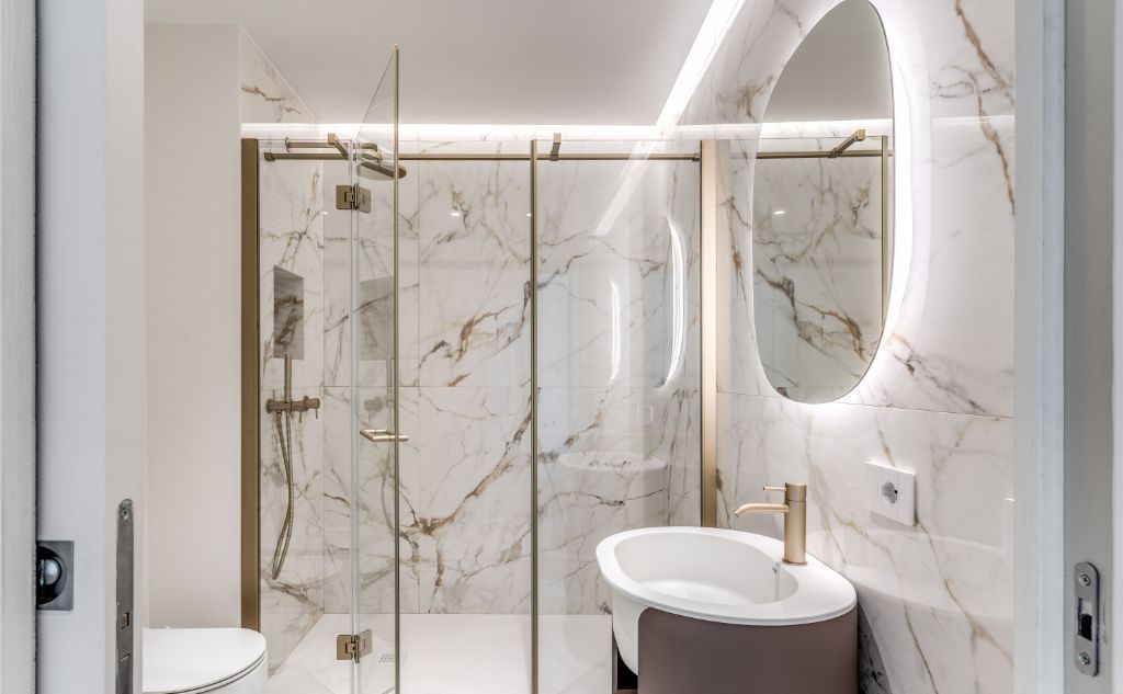 Bagno calacatta oro nell'appartamento quartiere Isola Milano ristrutturato con infissi Oknoplast