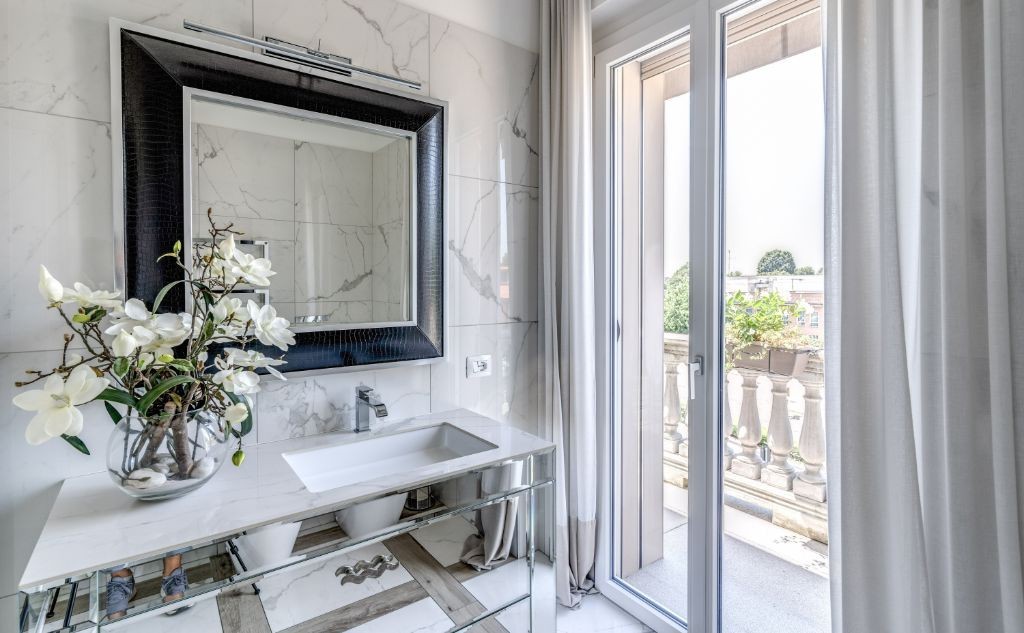 Il bagno appartamento Vigevano con infissi Oknoplast