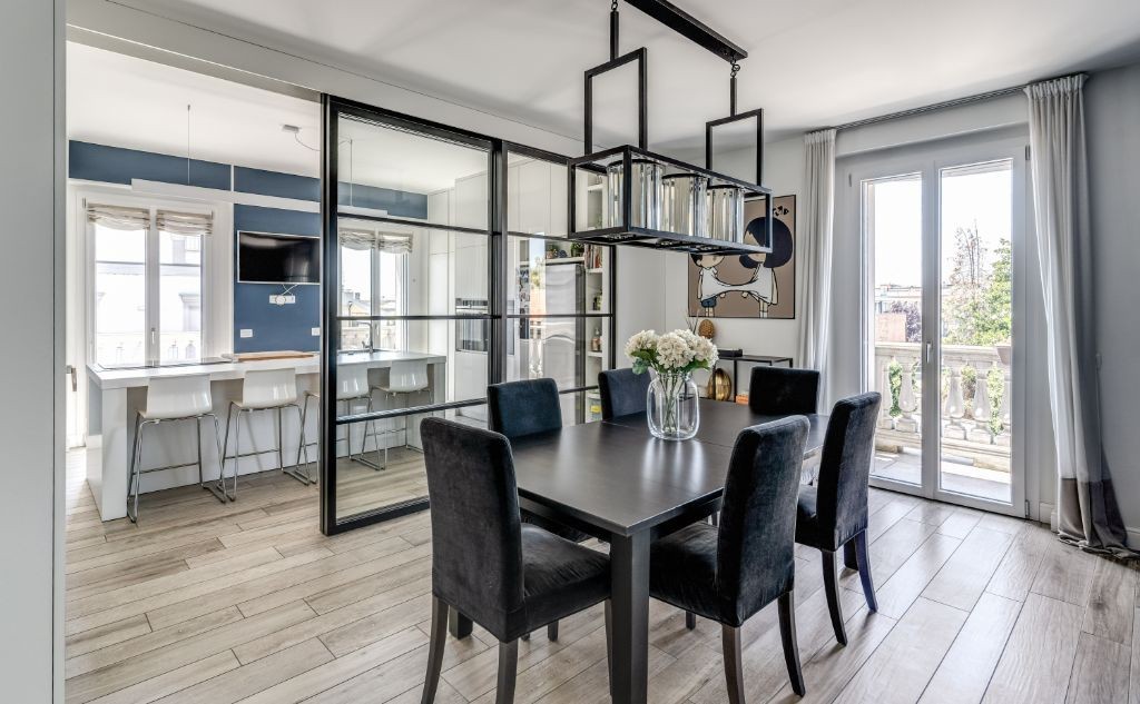 Cucina e zona pranzo appartamento Vigevano con infissi Oknoplast