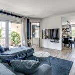 La zona living appartamento Vigevano con infissi Oknoplast