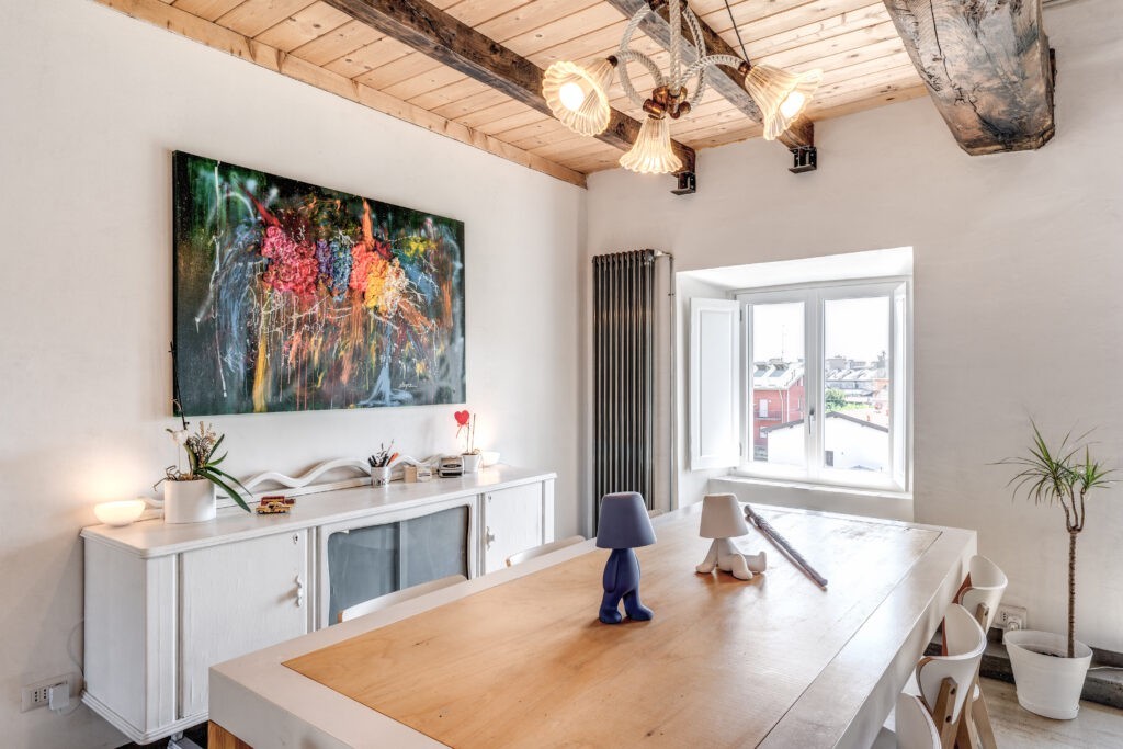 Finestra in PVC Oknoplast a battente bianca installata in un loft moderno con vista panoramica, luce naturale e arredamento di design