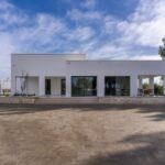 Esterno della villa con infissi Futural OC con telaio a scomparsa