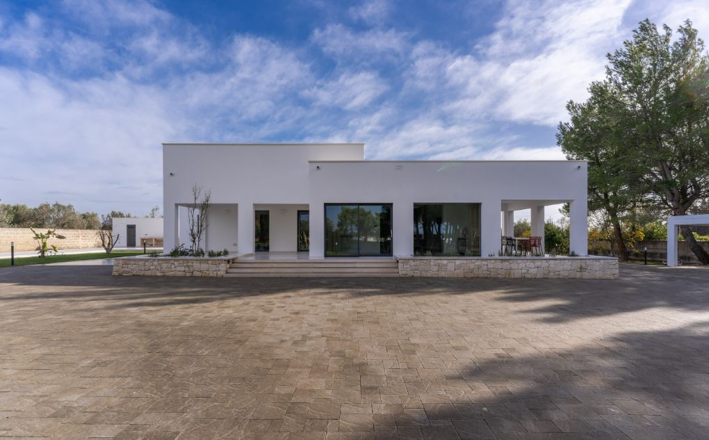 Esterno della villa con infissi Futural OC con telaio a scomparsa