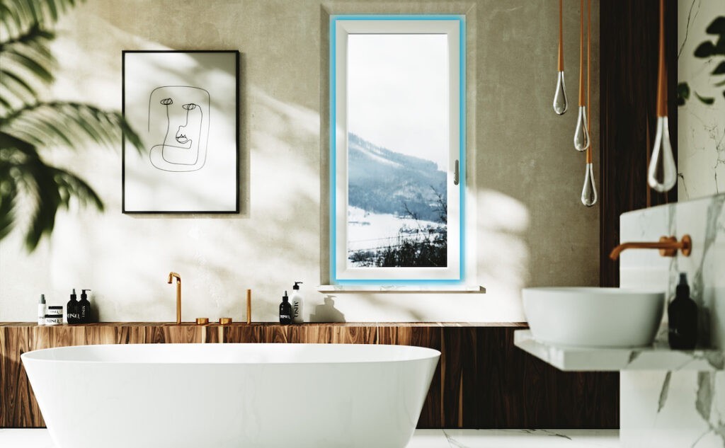 Bagno con finestra in PVC Prolux di Oknoplast con sistema di microventilazione windAIR