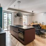 La vista della coloratissima zona living dalla cucina, con l'elegante isola in primo piano