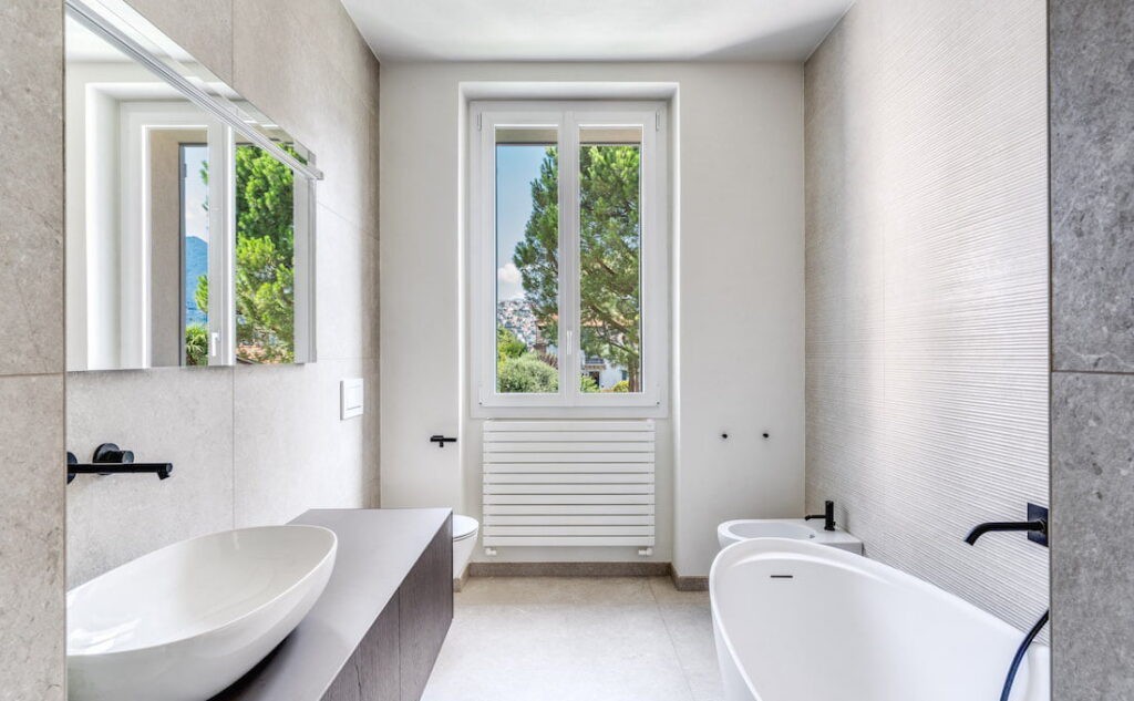 Bagno con finestra in PVC Prolux Evolution di Oknoplast