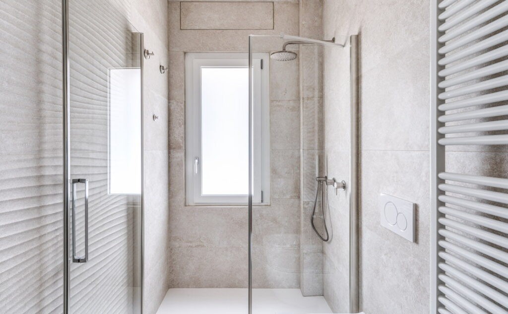 Bagno con finestra in PVC Prolux Evolution di Oknoplast