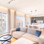 I colori chiari e delicati sono interrotti qua e là da alcuni elementi d’arredo della palette grigio-beige che conferiscono all’ambiente un tocco moderno e leggermente urban