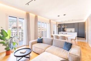 I colori chiari e delicati sono interrotti qua e là da alcuni elementi d’arredo della palette grigio-beige che conferiscono all’ambiente un tocco moderno e leggermente urban