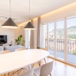 Uno dei focus principali della zona living è sicuramente la grande porta-finestra Prolux Evolution a quattro ante che regala una vista nitida e ampia verso l’esterno e il massimo della luminosità