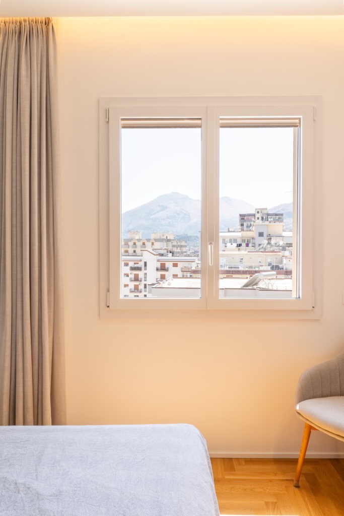 Finestra Prolux Evoltion di Oknoplast con maniglia squadrata in posizione centrale e profilo interno bianco