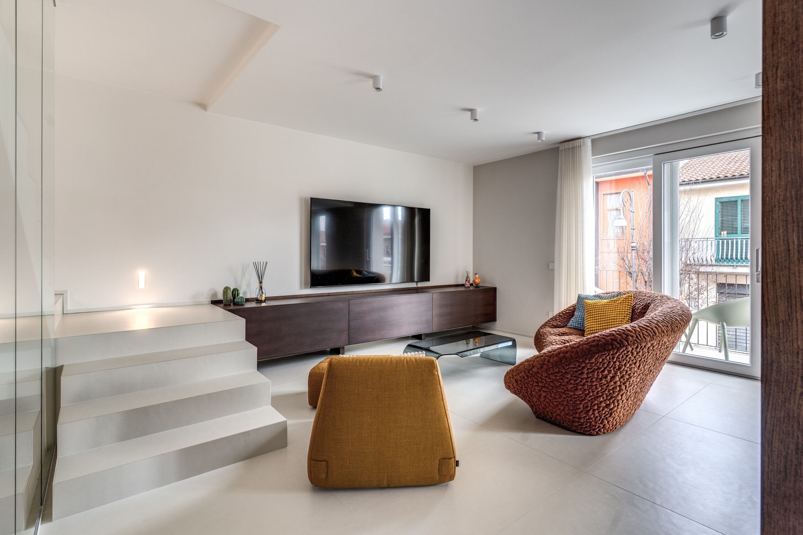 Salone con finestre HST Motion di Oknoplast