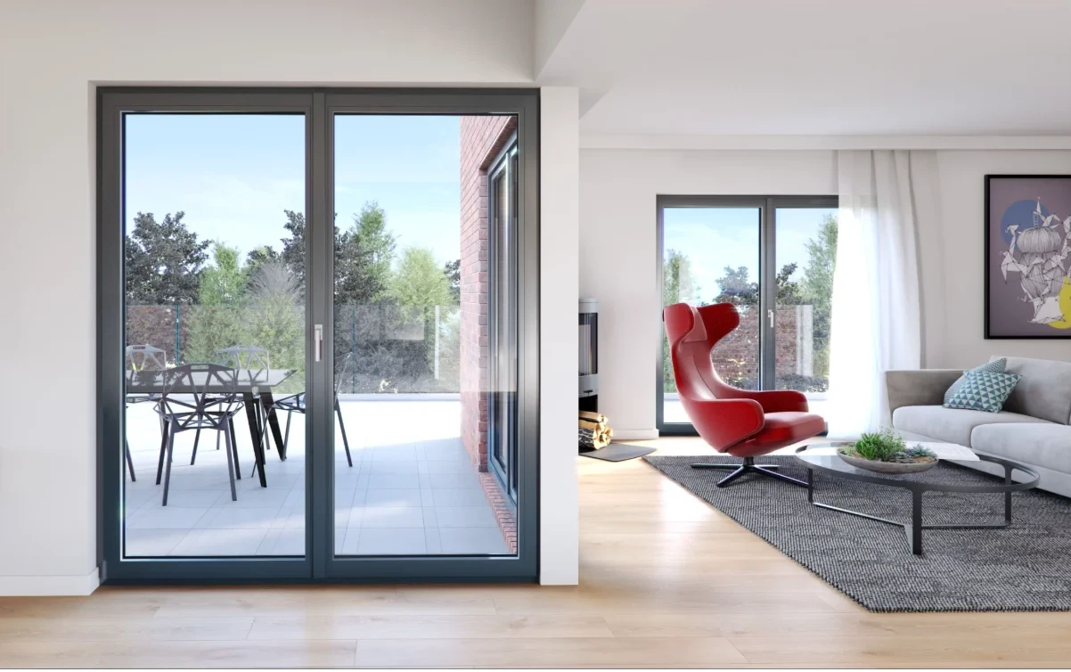 Ampia porta finestra scorrevole in alluminio grigio scuro che si affaccia sul terrazzo da un soggiorno moderno.