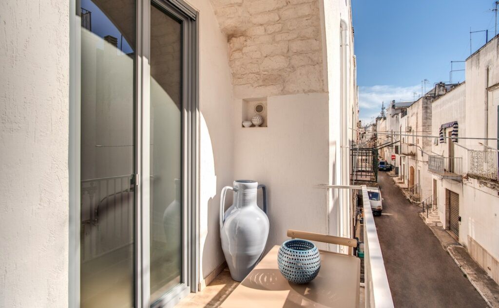 Terrazzo ristrutturato in centro storico di Ostuni con porta finestra Oknoplast