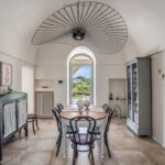 Sala da pranzo con porta veranda Oknoplast con sopraluce ad arco