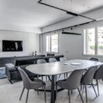 Zona pranzo e zona living con finestre Prolux Evolution di Oknoplast