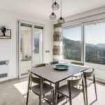 zona cucina in una villa contemporanea a Palermo ristrutturata con infissi Oknoplast