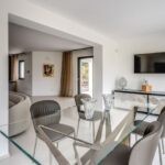 Zona pranzo luminosa con infissi Oknoplast